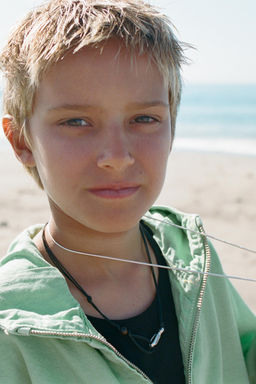 CAZADORA CAPUCHA ETIQUETA / Verde