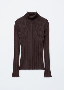 Top de l?rex de cuello alto en punto de canal?