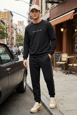 Siyah %100 Pamuk Regular/Normal Kesim Nak?sl? Ici Polarl?/S?cak Tutan Sweatshirt TMNAW23SW00481