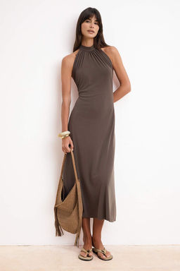 Kahverengi Bal?k Halter Yaka Kolsuz Buzgulu Midi Modal Orme Elbise TWOSS26EL00214