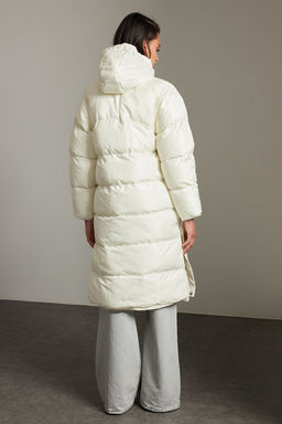 TRENDYOLMILLA Ekru Regular Kapusonlu Yandan C?t C?t Detayl? Su Itici Uzun Sisme Mont TWOAW24MO00104  фото 22