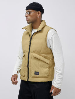 Жилет мужской утепленный спортивный бежевого цвета 15322B