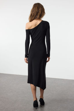 Limited Editon Omzu Ac?k Vucuda Oturan Drapeli Esnek Maxi Orme Elbise TWOAW25EL00296