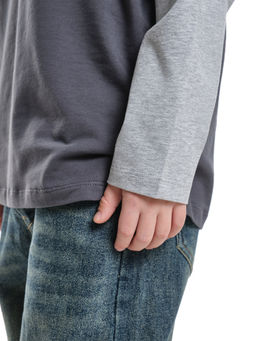 Лонгслив для мальчика с подзорным рукавом 22-0228 графит/св.серый меланж