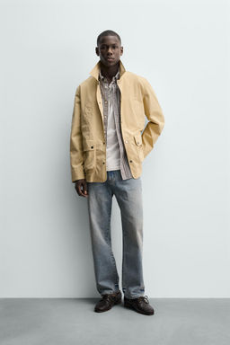 CAZADORA REGULAR FIT BOLSILLOS / Amarillo claro