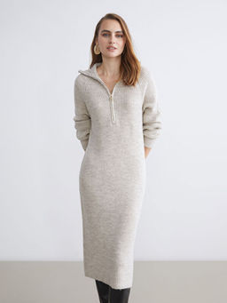 Dik Yaka Triko Elbise