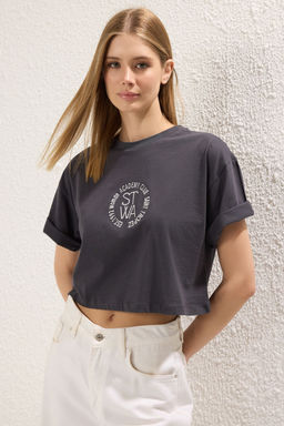 TRENDYOLMILLA Lacivert %100 Pamuk Nak?sl? Relaxed/Rahat Kal?p Crop Bisiklet Yaka Orme T-Shirt TWOSS23TS00229