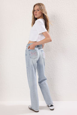 Trendyolmilla Ac?k Mavi More Sustainable Kurdele/Fiyonk Nak?s Detayl? Dusuk Bel Wide Leg Jeans TWOSS25JE00233