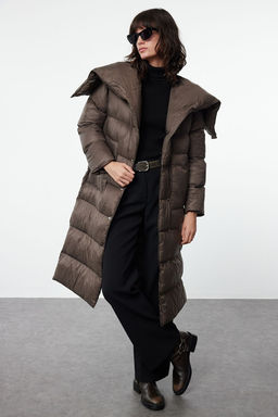 TRENDYOLMILLA Koyu Vizon Oversize Kal?p Kusakl? Kapusonlu Fermuarl? Su Itici K?sl?k Sisme Mont TWOAW25MO00057