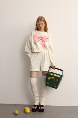 Свитшот укороченный с принтом бант