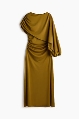 Vestido drapeado con capa decorativa