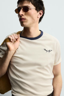 CAMISETA REGULAR FIT BORDADO CONTRASTE / Crudo