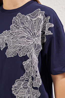 TRENDYOLMILLA Haki Aksesuar Detayl? Oversize/Genis Kal?p Orme T-Shirt TWOSS25TS00045