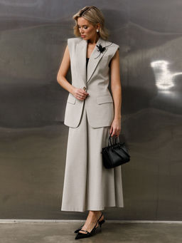 Жилет полуприлегающего силуэта