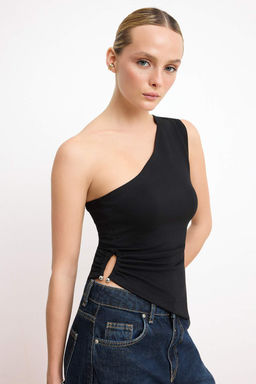 Siyah Vucuda Oturan Asimetrik Yaka Aksesuar Detayl? Crop Pamuklu Esnek Orme Bluz TWOSS26BZ00011