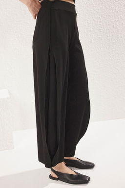 Siyah Yanlar? Pileli Yuksek Bel Esnek Orme Pantolon TWOSS25PL00054