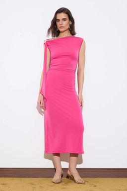 Limited Edition Fusya Bodycon Asimetrik Yaka Kolsuz Aksesuarl? Maxi Esnek Orme Elbise TWOSS26EL00258