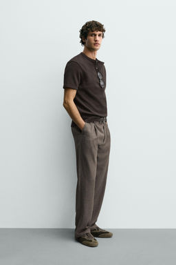 CAMISETA ESTRUCTURA CUELLO PANADERO / Chocolate