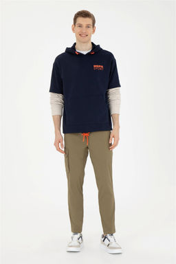 Мужские брюки из плотной ткани темного цвета хаки