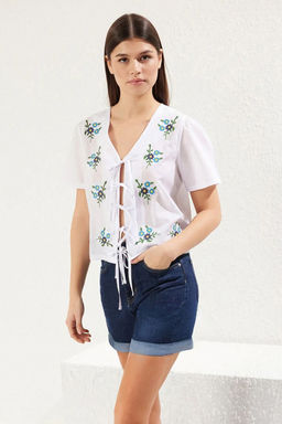 TRENDYOLMILLA Beyaz Nak?s Ve Baglama Detayl? Regular Normal Kal?p Dokuma Gomlek TWOSS25GO00080