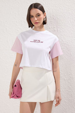 TRENDYOLMILLA Pembe Relaxed/Rahat Kal?p Crop Dokuma Garnili Orme T-Shirt TWOSS25TS00054