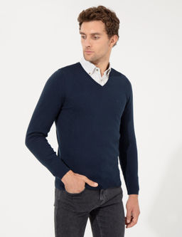 Базовый трикотажный свитер узкого кроя темно-синего цвета с v-образным вырезом
