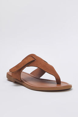 Trendyol Shoes Taba Suet C?rt Bantl? Kad?n Parmak Aras? Terlik TAKSS25TE00017