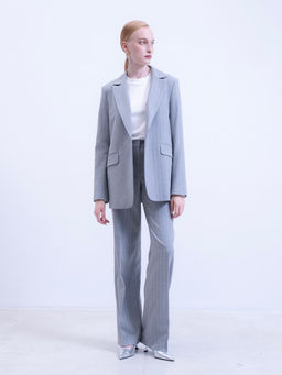 Серые брюки в тонкую полоску