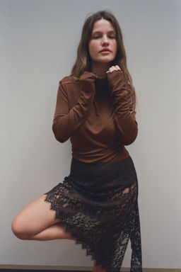 CAMISETA LISA CON LYOCELL / Marr?n