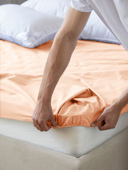 Простыня на резинке 200х200 Моноспейс персиковый - Ecotex фото 2