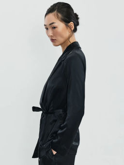 Атласная блузка с отложным воротником и поясом / Zarina