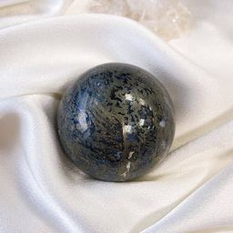 Шар из Пирита замещённый Агатом