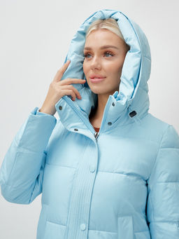 Пальто утепленное стеганное зимнее с капюшоном женское голубого цвета 9601Gl