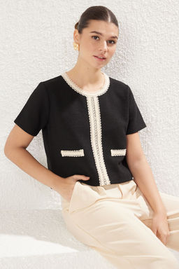 Trendyolmilla Siyah Renk Bloklu Crop Regular/Normal Kal?p Tuvit Orme Bluz TWOSS25BZ00018