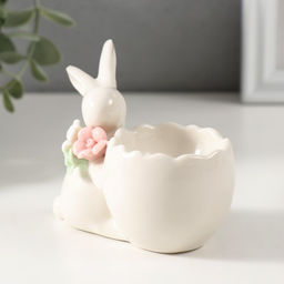 Фигурка-подставка для яйца «Кролик пасхальный с цветочками, яйцом«, керамика, 9.5×5.6×6.9 см
