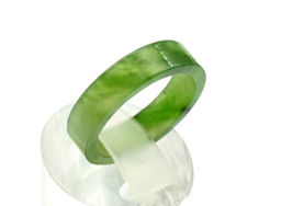 Кольцо из нефрита, ширина 5-6мм, размер 17 Радуга камня