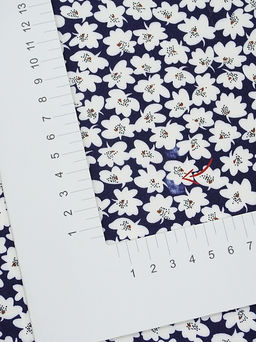 Штапель Цветочная кадриль (белые цветы на чернильном), СОРТ2, ш.1.43м, вискоза-100%, 90гр/м.кв - Купава фото 9
