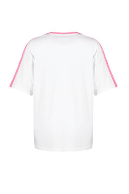 Beyaz %100 Kal?n Pamuklu Renk Bloklu Sloganl? Oversize/Genis Kal?p Orme T-Shirt TWOSS24TS00132