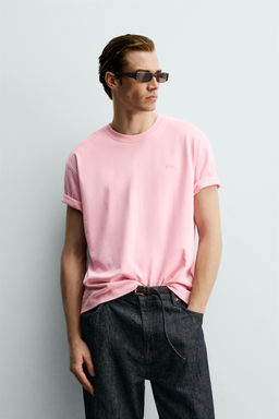 CAMISETA TEXTO BORDADO / Rosa lavado