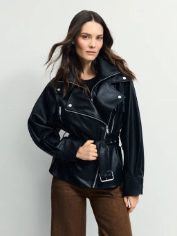 Куртка-косуха с ремнем на поясе из искусственной кожи / Zarina  фото 10