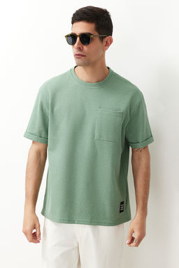 TRENDYOL MAN Siyah Oversize/Genis Kesim K?sa Kol Cepli Etiket Detayl? T-Shirt TMNSS23TS00077