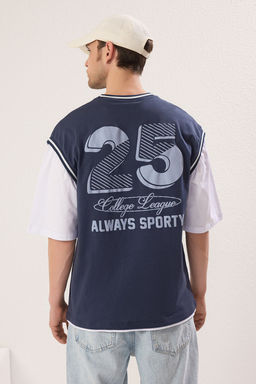 TRENDYOL MAN Indigo Oversize/Genis Kesim Kol Detayl? Bask?l? Kal?n %100 Pamuk T-Shirt TMNSS25TS00017