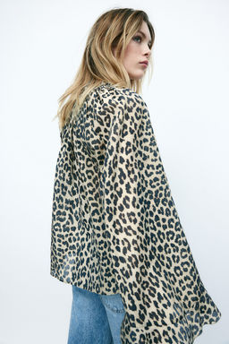 Blusa con mangas de volante