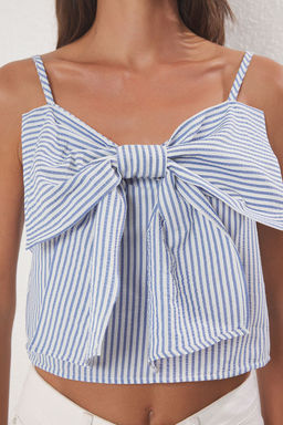 Trendyolmilla Mavi Fiyonk Detayl? Dokulu Cizgili Ask?l? Dokuma Dokuma Bluz TWOSS25BZ00501