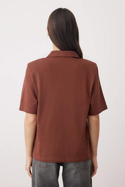 Trendyolmilla Siyah Pamuklu Vatkal? Polo Yaka Regular/Normal Kal?p Orme T-Shirt TWOSS25TS00195  фото 4