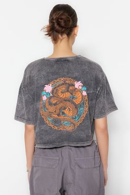 TRENDYOLMILLA Antrasit %100 Pamuk Soluk Efektli S?rt Bask?l? Relaxed Crop Orme T-Shirt TWOSS23TS00116  фото 13