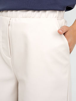 Прямые шорты-бермуды из экокожи молочного цвета молочный 132310 - Mark formelle фото 4