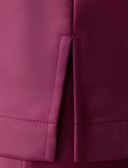 Элегантный топ с V вырезом из струящегося сатина