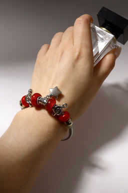 Цена за 2 шт. Браслет с шармами «Марджери», звезда, красный в серебре, d=6.5 см