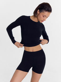 Комплект женский (джемпер, шорты) в черном цвете черный 592551